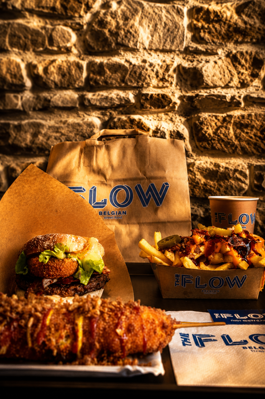 Pack shot THE FLOW avec burger, loaded fries et corn dog