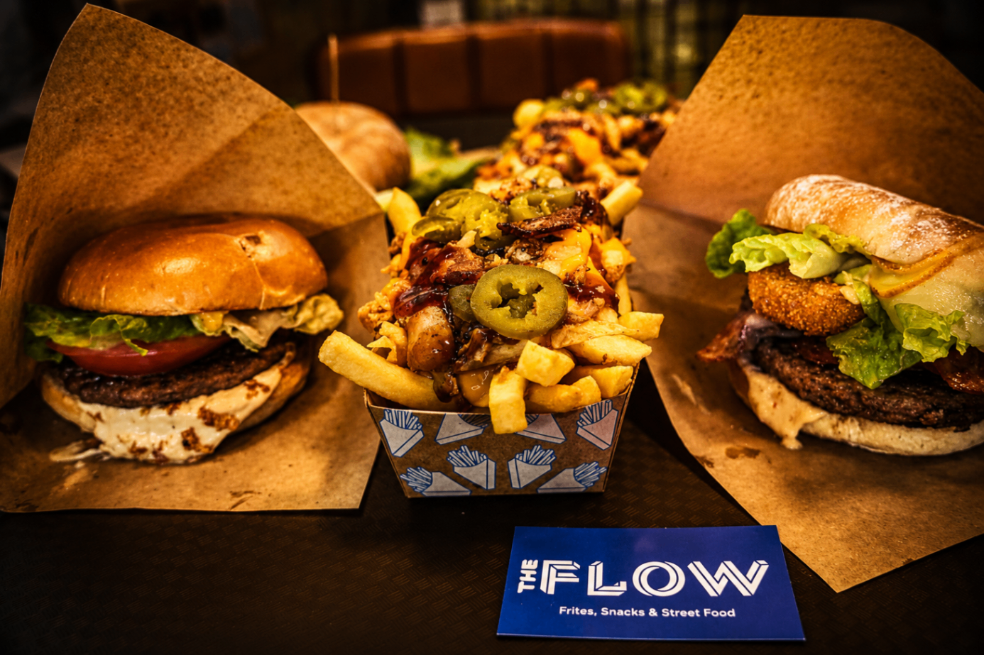 Sélection THE FLOW avec deux burgers et loaded fries